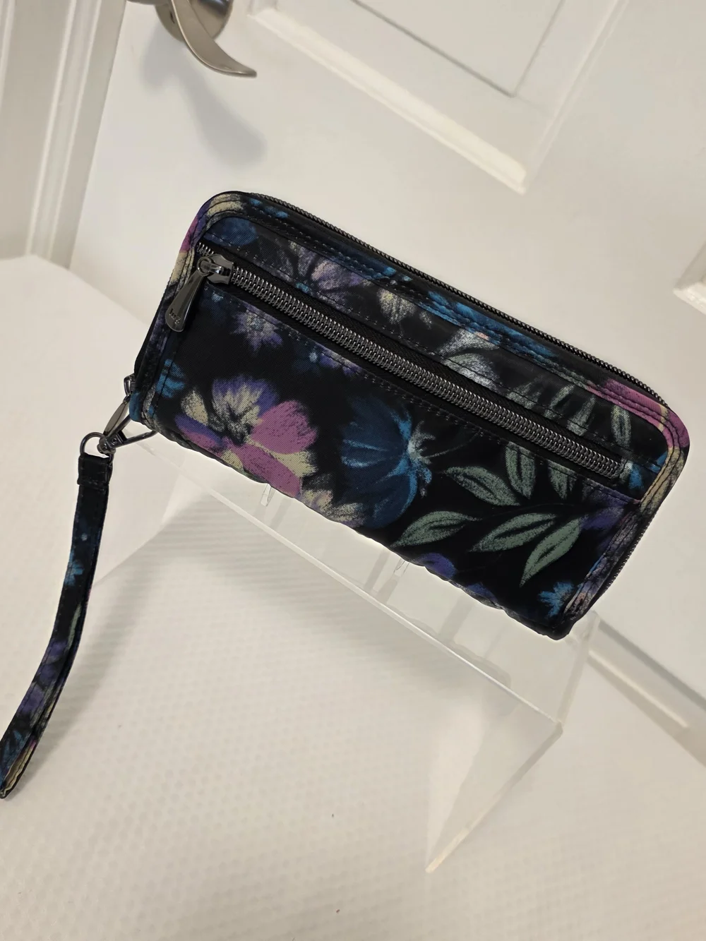 EUC Lug Handspring Quilted BLOOM BLACK Pattern Wristlet - Wallet Zip Close RFID